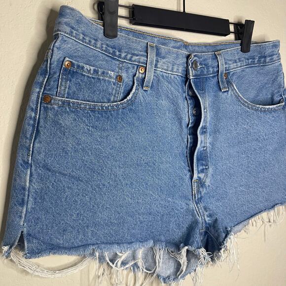 Levi’s 501 Denim Cutoff Button Fly Shorts Women’s - Size W32 - Picture 2 of 6